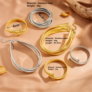 Parure de bijoux tendance avec collier et bracelet en acier inoxydable en finitions or et argent