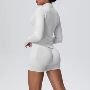 Détail du short de yoga en maille blanche avec coutures en V pour effet push-up