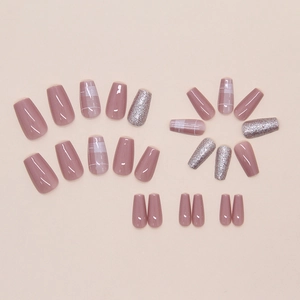 Détail de faux ongles cercueil rose poudré avec paillettes argent et motif à carreaux