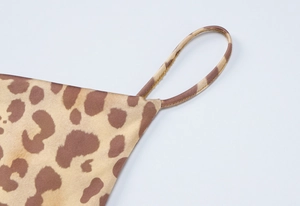 Detailansicht des Satin-Kleides mit Leopardenmuster und dünnen, verstellbaren Schultergurten