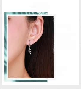 Gros plan de créoles en argent sterling S925 avec pendentifs serpent sur mannequin