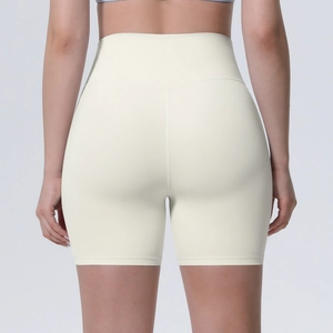 Vue détaillée du short de yoga taille haute avec couture en V pour l'effet fessier galbé