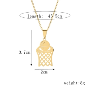 Details van gouden basketbal hanger ketting met afmetingen en gewicht getoond