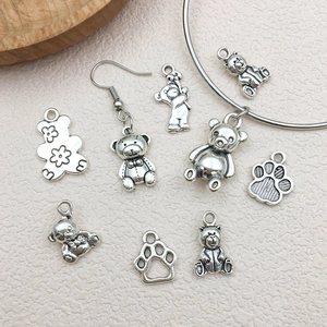 Set aus antiken silbernen Bären- und Pfotenanhängern für DIY Armband- und Halskettenschmuck