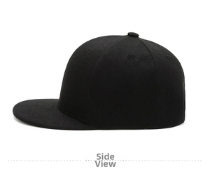 Vista lateral de una gorra snapback negra lisa con visera plana y ojales de aire