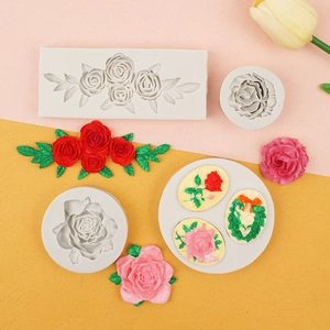 Detailansicht der 3D Rosen Silikonformen und fertigen Blumen-Bastelarbeiten auf Hintergrund