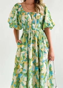 Detail von geblümtem Kleid mit eckigem Ausschnitt, Puffärmeln und Seitentaschen