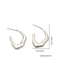 Dettaglio orecchini geometrici irregolari in argento, dimensioni 3cm x 2cm, peso di 6,6g