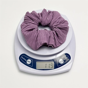 Visualizzazione del peso di 11,9 g per l'elastico in tessuto viola su bilancia digitale