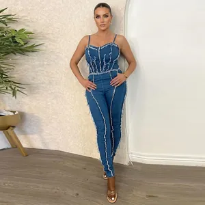 Combinaison en jean moulante pour femme avec coutures effilochées et détail corset