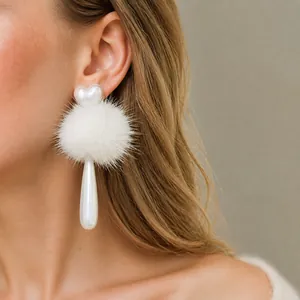 Orecchini a cuore eleganti con pompon bianchi e perle a goccia per donne