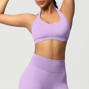 Gros plan sur le soutien-gorge de sport dos nu violet et le legging de yoga assorti
