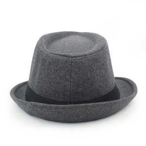 Texture détaillée du chapeau fedora en feutre gris foncé avec ruban noir élégant