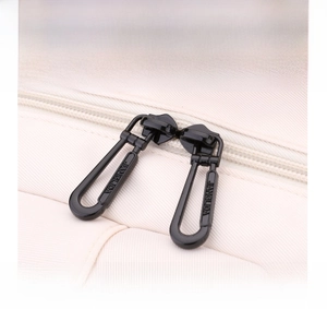 Détails des fermetures à glissière en métal sur sac à dos en nylon crème étanche