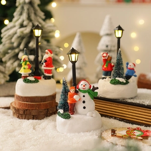 Dettaglio del micro paesaggio natalizio con Babbo Natale e lampione stradale luminoso