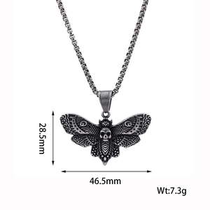 Vue détaillée du pendentif papillon crâne gothique avec dimensions de 46,5mm sur 28,5mm