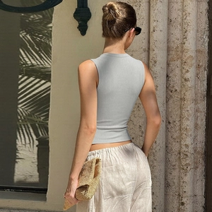 Vue arrière d'une femme portant un débardeur gris en maille côtelée sans manches sous le soleil