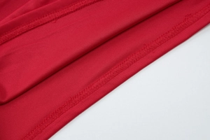 Detail des roten Neckholder-Tops mit feiner Strickstruktur und verstärkten Nähten