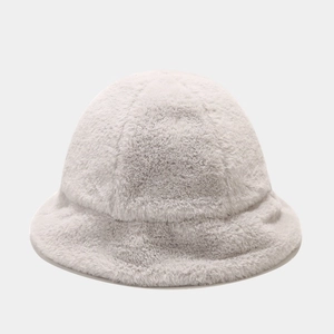 Vue détaillée de la texture en peluche douce d'un chapeau cloche d'hiver blanc