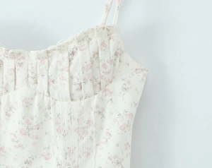 Détail de la robe fleurie rose avec design de poitrine plissé et dentelle fine