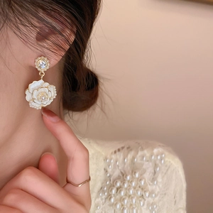 Elegante Vintage-Kamelien-Ohrringe mit Kunstperlen und Goldfinish, getragen von Model