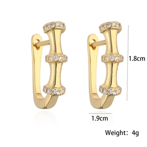 Boucles d'oreilles bambou plaquées or avec zircons mesurant 1,8cm sur 1,9cm