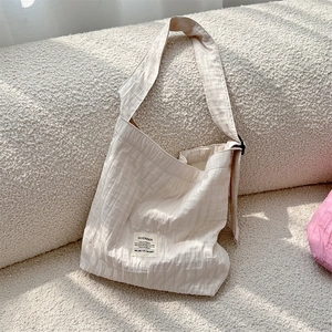 Close-up of minimalist beige pleated canvas tote showing texture and SOZAKKA brand label