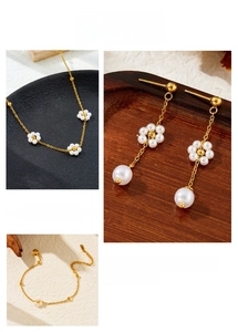 Détail de la parure avec collier, bracelet et boucles d'oreilles fleurs en perles dorées