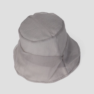 Draufsicht auf dunkelgrauen Organza Sonnenhut mit atmungsaktivem Stoff und elegantem Glanz