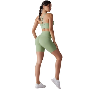 Set yoga 2 pezzi verde da donna con reggiseno sportivo incrociato e pantaloncini a vita alta