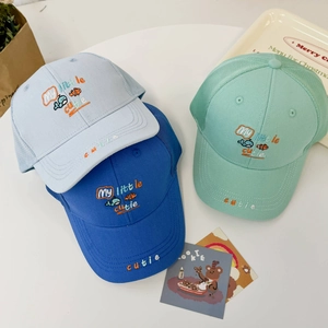 Detail of kids breathable mesh baseball caps with embroidery in blue and green