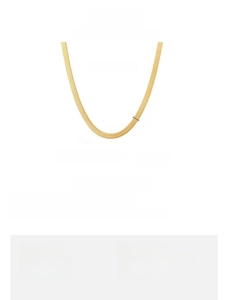 Detail einer 5 mm breiten, goldenen Schlangenkette aus poliertem Edelstahl
