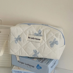 Beauty case in cotone trapuntato con fiocchi blu e cerniera per riporre i trucchi personali