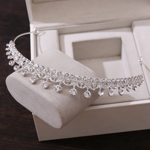 Gros plan d'une couronne de mariée argentée avec strass scintillants et pompons cristal