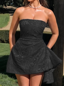 Détail de la texture jacquard sur cette mini robe bustier noire sans manches