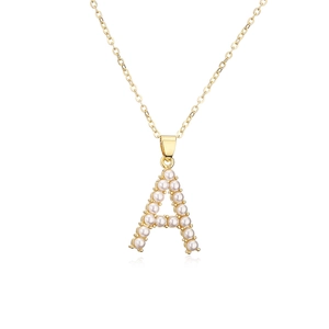 Collana dorata alla moda con ciondolo lettera A e perla elegante su sfondo bianco