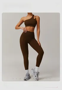 Détail d'un soutien-gorge de sport marron foncé et d'un legging de yoga taille haute