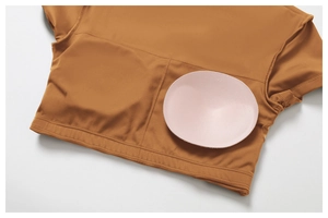 Détail du haut de yoga caramel avec coussinets amovibles et coutures plates renforcées