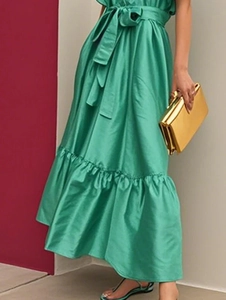 Robe midi élégante en satin vert émeraude avec ourlet à volants et ceinture taille