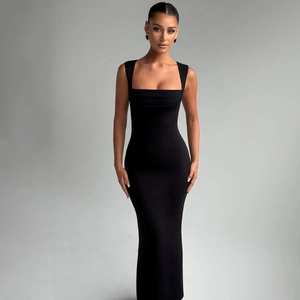 Détail de la robe longue noire moulante avec col carré et tissu en maille de qualité