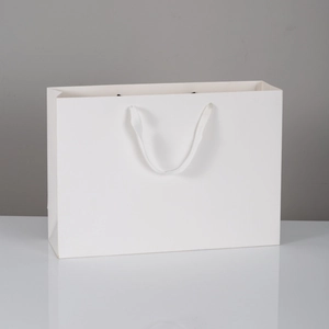 Sacchetto regalo in cartone bianco con manici in corda per abbigliamento e cosmetici