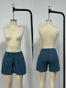 Vista dettagliata fronte e retro di pantaloncini in denim blu scuro con cuciture a contrasto