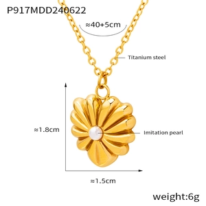Detail der Titanstahl-Herzanhänger mit Perlenimitat und Maßangaben für Schmuck