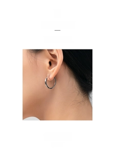 Detailed close-up of S925 sterling silver hoop earrings featuring a high-polish finish