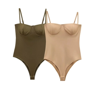 Satijnen bodysuit in lingerie-stijl in olijfgroen en nude met fijne bandjes