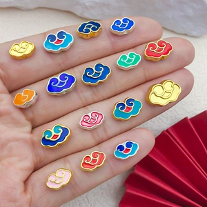 Perles en émail en forme de nuage pour bijoux DIY présentées sur la paume d'une main