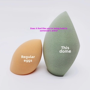 Comparaison de taille entre une éponge maquillage standard et un blender géant sans latex