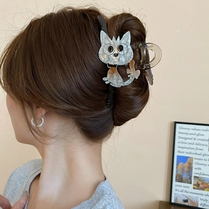 Gros plan détaillé d'une pince à cheveux chat nacrée utilisée dans une coiffure élégante