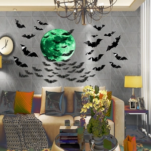 Décoration Halloween avec chauves-souris 3D et lune verte brillante sur mur du salon