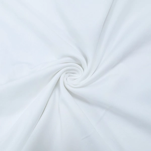 Vue détaillée de la texture du tissu blanc doux avec des plis en spirale élégants et fins